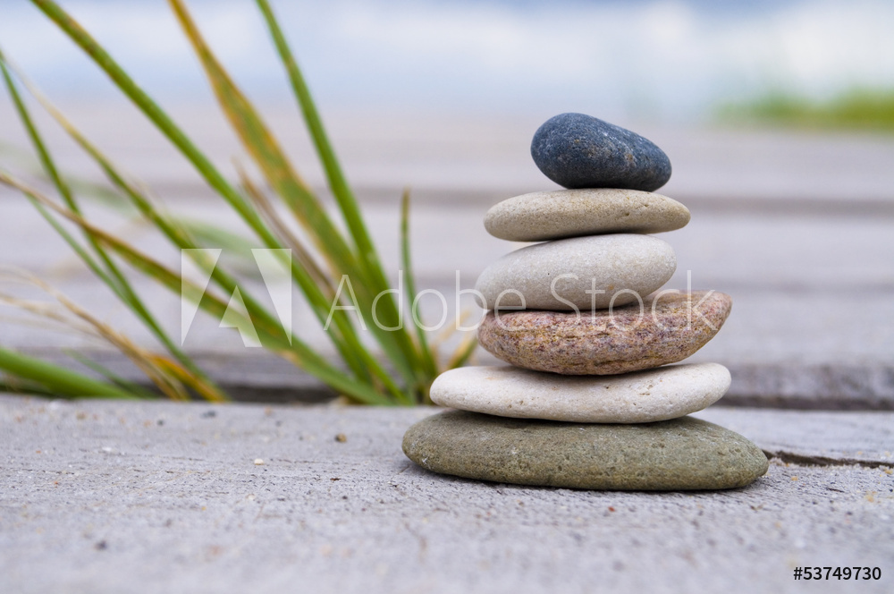 Fotobehang op maat met stenen in het zand