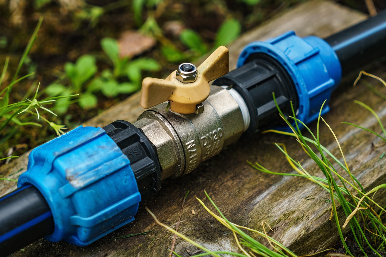 Waterbesparend druppelirrigatiesysteem in gebruik. Waterbesparend druppelirrigatiesysteem in gebruik.
