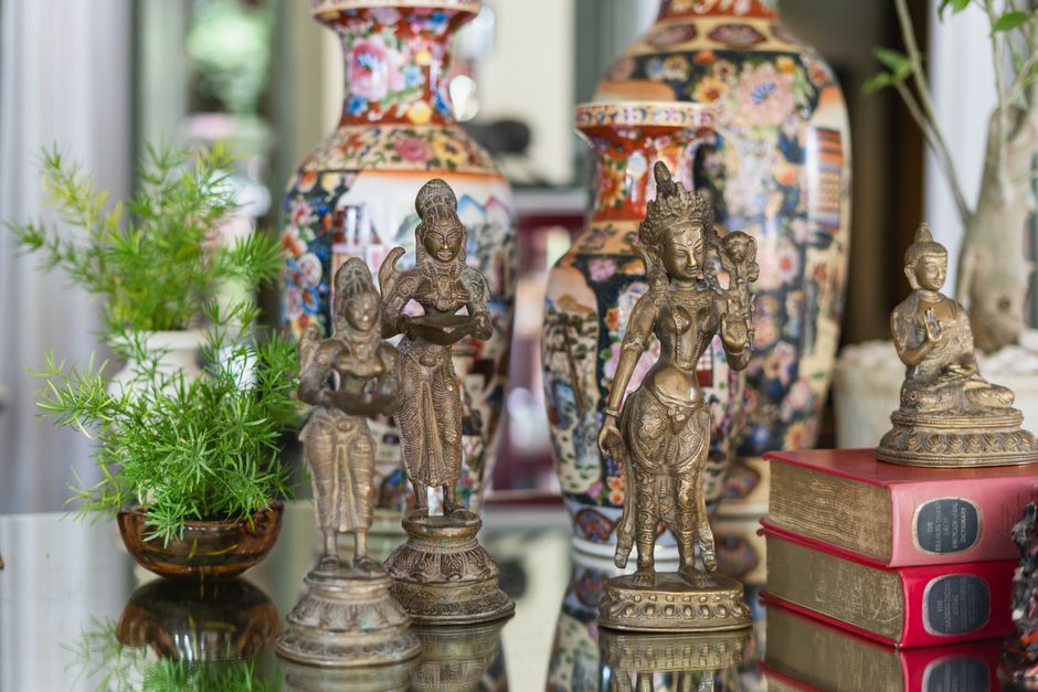 Sculpturale lampen combineren met vintage meubels.